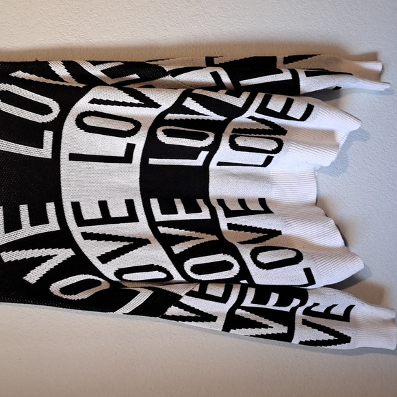 New York & Company Love oversize sweater. Colour block black and white. - Picture 8 of 9